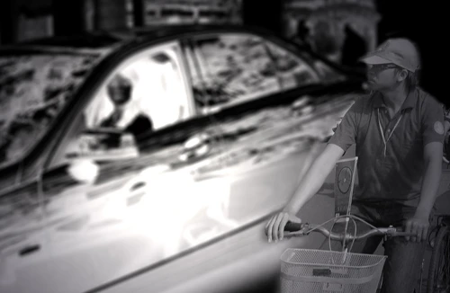 Sinh viên lái xe tiền tỉ đến trường