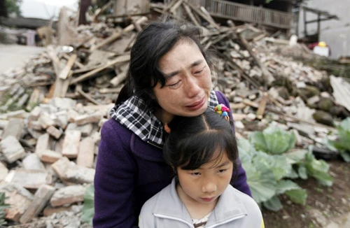 Nỗ lực tìm kiếm nạn nhân động đất Tứ Xuyên