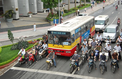 Thu phí đường bộ đối với xe máy: Còn nhiều vướng mắc