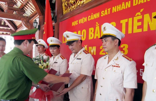 Trao bằng Tiến sỹ Luật học cho 14 nghiên cứu sinh