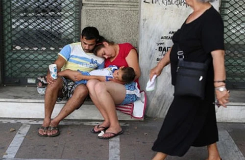 Nghịch cảnh tại đất nước ngập nợ 