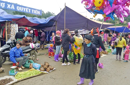 Nhộn nhịp phiên chợ ở cổng trời