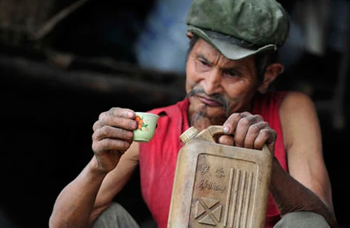 Niềm đam mê quái dị: Uống xăng thay nước ngọt