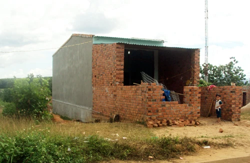 Điên cuồng cùng vợ sát hại mẹ đẻ, thả xuống giếng