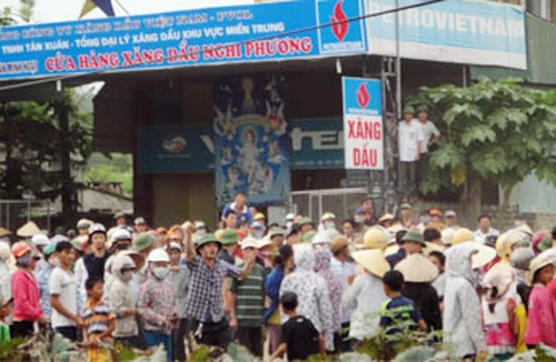 Do hạn chế pháp luật, một số người bị kích động dẫn đến vi phạm