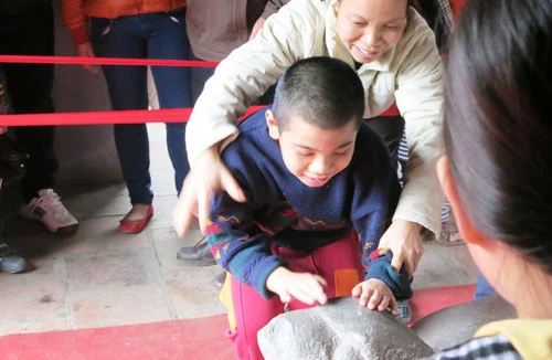 Xô nhau xin chữ, sờ đầu rùa Văn Miếu