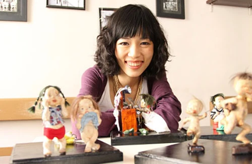 Búp bê kể chuyện vui buồn