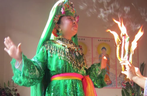 Nhìn từ một đêm hầu đồng 