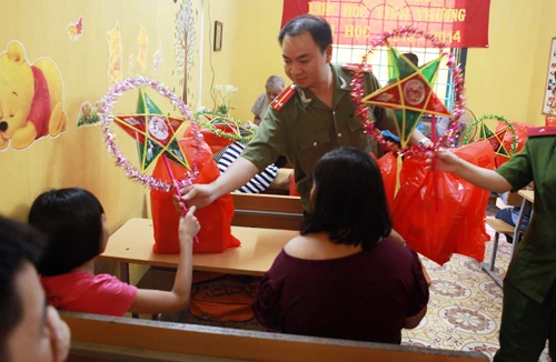 Trao quà Trung thu cho các em nhỏ có hoàn cảnh đặc biệt