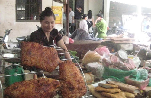 Quản thức ăn đường phố: Khó mấy cũng phải làm