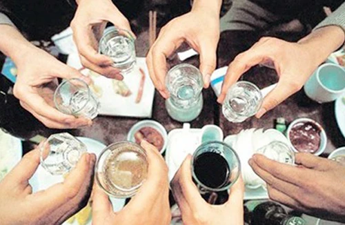 Rượu linh tinh... nhập viện