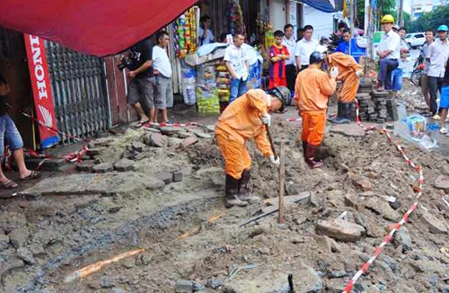 Đào vỉa hè trúng cáp ngầm 22kV, 2 công nhân bị điện giật cháy sém