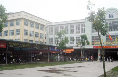 Chợ quê chuyên “đánh”… hàng ngoại