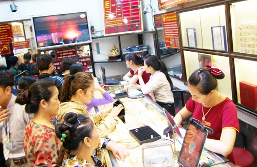 Giá vàng tuột dốc không phanh