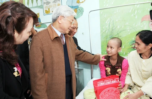 Tổng Bí thư thăm, chúc mừng các thầy thuốc