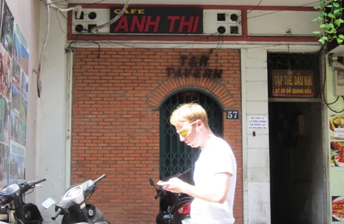 Đâm chém loạn xạ trước quán cà phê