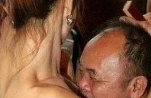 Nghề vú nuôi quái đản hay mại dâm trá hình?