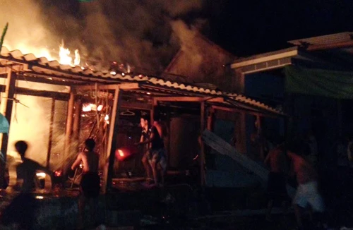 Cháy nhà, con gái cứu mẹ già 92 tuổi thoát chết