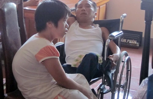 Hai chú cháu ruột ngồi xe lăn bán ma túy