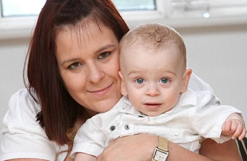 Cậu bé 3 tuần tuổi hồi sinh sau 3 lần tim ngừng đập