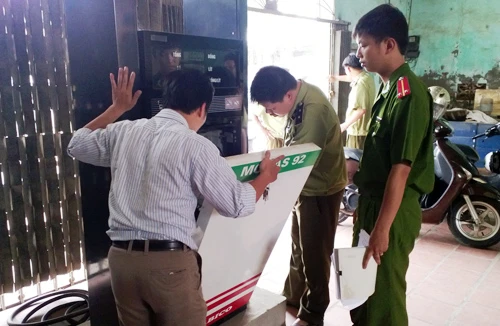 Phát hiện 2 cây xăng nguy hiểm trong nhà