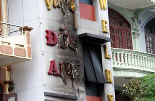 Biển quảng cáo "khủng"... “thiêu” người