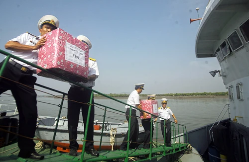 Mang Xuân tin yêu đến nhà giàn 