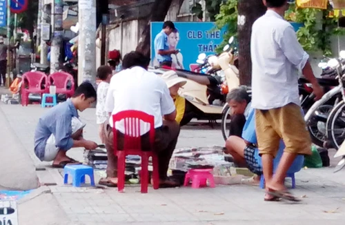 Ngồn ngộn “chợ sex rong”