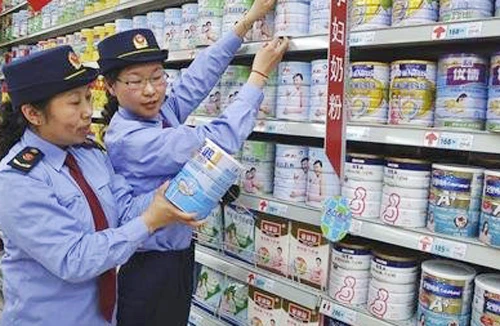 Trung Quốc phạt nặng công ty “làm giá” sữa