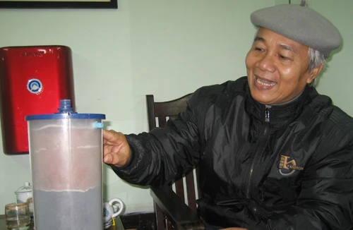 Người dám uống nước dòng sông “chết”