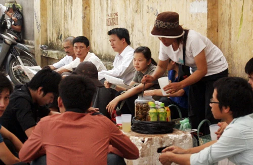 100% nước uống vỉa hè nhiễm khuẩn độc