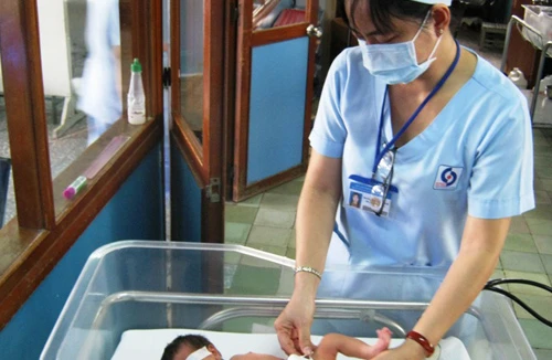 Nữ sinh viên bóp mũi, vứt con vừa đẻ vào túi rác