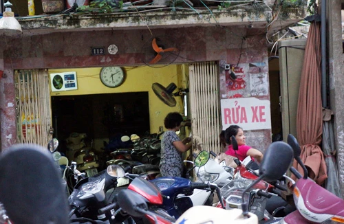 Nguy cơ cháy nổ từ các điểm trông giữ xe: Vừa gửi, vừa lo