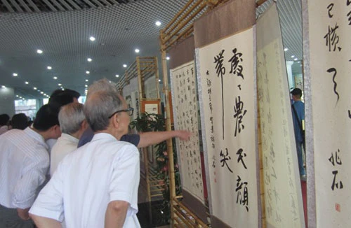 Triển lãm thư pháp thơ chữ Hán của Bác Hồ