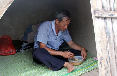 Người cha ngủ gầm cầu xó chợ nuôi 4 con học đại học