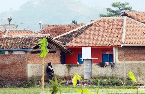 Cảnh sát Indonesia đấu súng với kẻ tình nghi đánh bom 