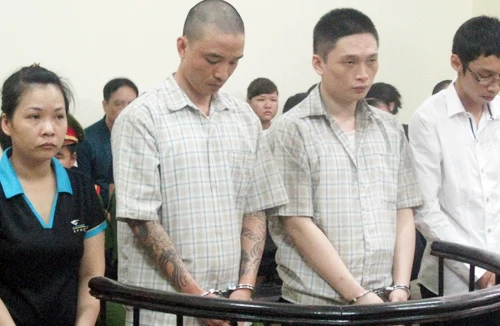 “Chế” thẻ tín dụng giả để mua hàng