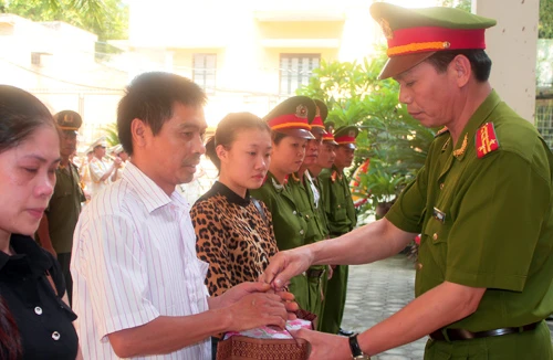 Thăm hỏi, động viên các gia đình liệt sỹ