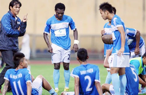 V-League 2013 còn 4 vòng đấu: Nhắm mắt… cho xong