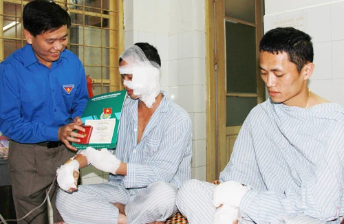 3 chiến sỹ được nhận Huy hiệu “Tuổi trẻ dũng cảm”