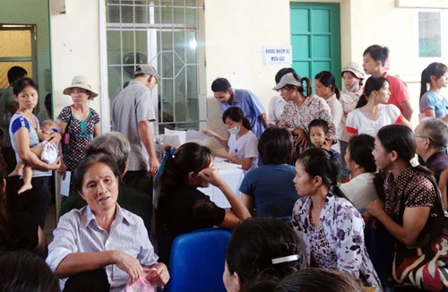 Hàng trăm bệnh nhân đến xét nghiệm lại miễn phí