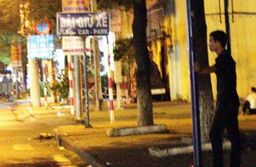 Nghiệt ngã, cay đắng phận bán dâm nam