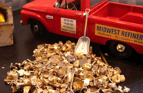 Nhân viên hoả táng “nhổ” răng vàng của người chết