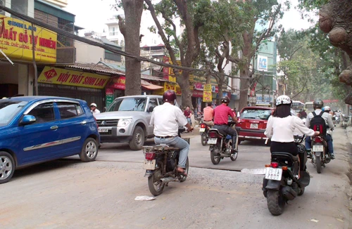 Mất trộm 6 tấm sắt trải đường nặng 15 tấn