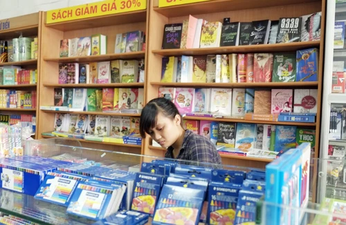 Đầu năm học, phụ huynh mua sắm cầm chừng