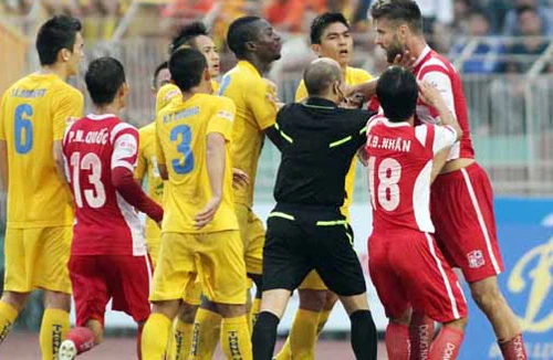 Bạo lực làm “cực” đội tuyển