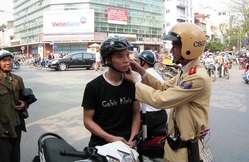 Cần bổ sung chế tài xử lý đội mũ bảo hiểm kém chất lượng