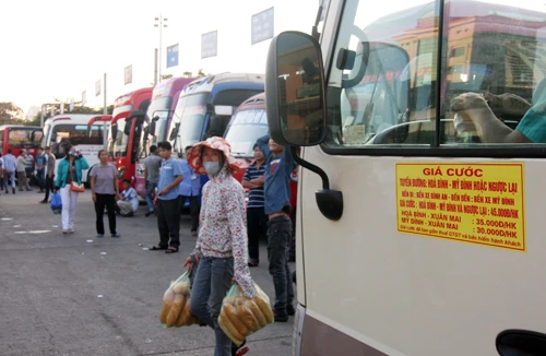 Xăng dầu tăng kỷ lục: Doanh nghiệp vận tải điên đầu