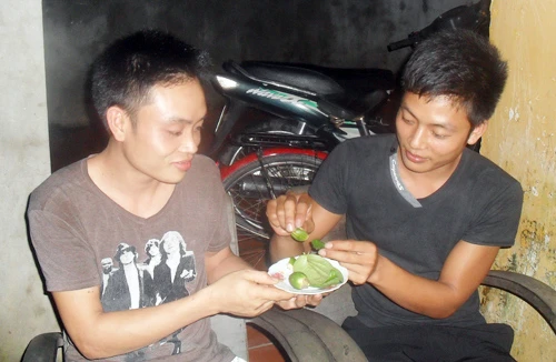 Rủ nhau ăn trầu để… bỏ thuốc lá