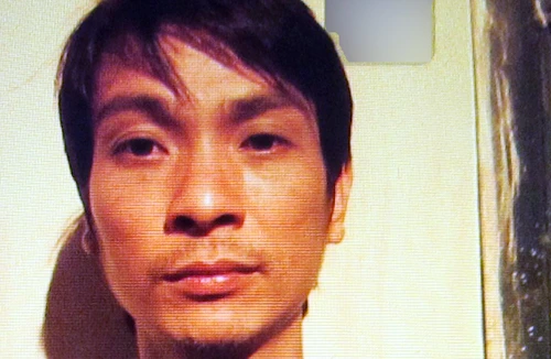 Vào nhà nghỉ, phát hiện trộm dưới gầm giường